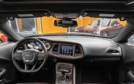 Dodge Challenger III рестайлинг 2, 2020 год, 4 950 000 рублей, 28 фотография