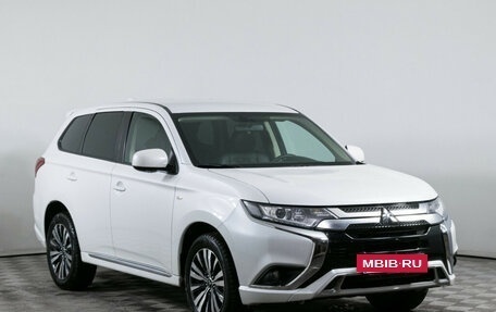 Mitsubishi Outlander III рестайлинг 3, 2022 год, 2 990 000 рублей, 3 фотография