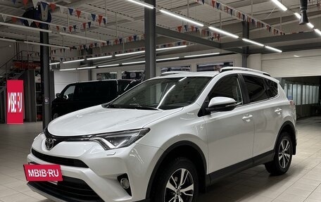 Toyota RAV4, 2018 год, 2 600 000 рублей, 10 фотография