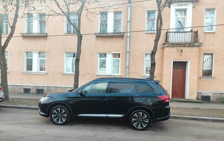 Mitsubishi Outlander III рестайлинг 3, 2021 год, 3 350 000 рублей, 2 фотография