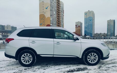 Mitsubishi Outlander III рестайлинг 3, 2017 год, 2 475 000 рублей, 2 фотография