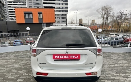 Mitsubishi Outlander III рестайлинг 3, 2014 год, 1 199 000 рублей, 4 фотография