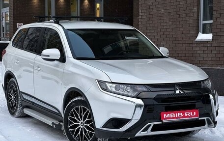 Mitsubishi Outlander III рестайлинг 3, 2021 год, 2 350 000 рублей, 1 фотография