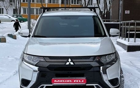 Mitsubishi Outlander III рестайлинг 3, 2021 год, 2 350 000 рублей, 2 фотография