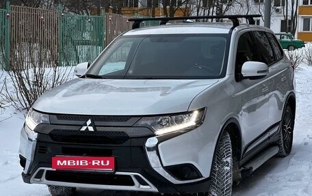 Mitsubishi Outlander III рестайлинг 3, 2021 год, 2 350 000 рублей, 3 фотография