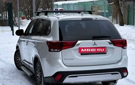 Mitsubishi Outlander III рестайлинг 3, 2021 год, 2 350 000 рублей, 4 фотография