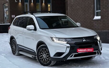 Mitsubishi Outlander III рестайлинг 3, 2021 год, 2 350 000 рублей, 9 фотография