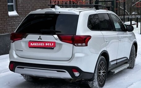 Mitsubishi Outlander III рестайлинг 3, 2021 год, 2 350 000 рублей, 8 фотография