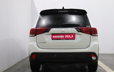 Mitsubishi Outlander III рестайлинг 3, 2021 год, 2 573 000 рублей, 4 фотография