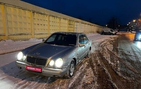 Mercedes-Benz E-Класс, 1998 год, 420 000 рублей, 1 фотография