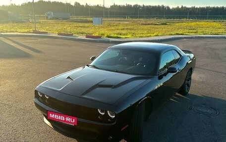 Dodge Challenger III рестайлинг 2, 2020 год, 4 700 000 рублей, 2 фотография