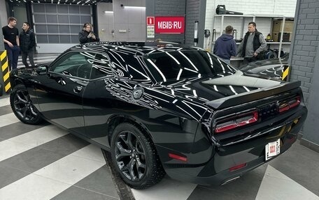 Dodge Challenger III рестайлинг 2, 2020 год, 4 700 000 рублей, 3 фотография