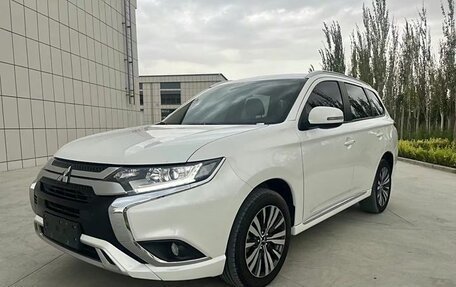 Mitsubishi Outlander III рестайлинг 3, 2022 год, 2 350 000 рублей, 1 фотография