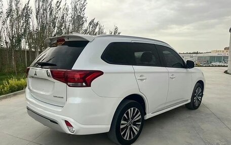 Mitsubishi Outlander III рестайлинг 3, 2022 год, 2 350 000 рублей, 2 фотография