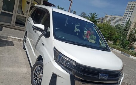 Toyota Noah III, 2019 год, 2 600 000 рублей, 3 фотография