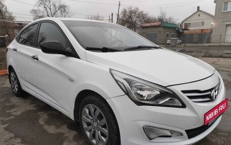 Hyundai Solaris II рестайлинг, 2015 год, 700 000 рублей, 23 фотография