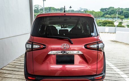 Toyota Sienta II, 2018 год, 995 000 рублей, 5 фотография