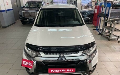 Mitsubishi Outlander III рестайлинг 3, 2020 год, 2 497 000 рублей, 2 фотография