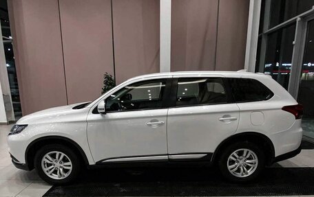 Mitsubishi Outlander III рестайлинг 3, 2018 год, 2 150 000 рублей, 10 фотография