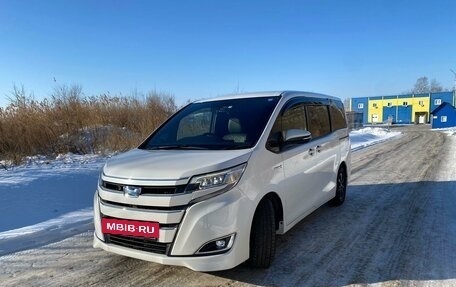 Toyota Noah III, 2017 год, 1 999 999 рублей, 3 фотография