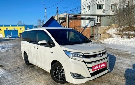 Toyota Noah III, 2017 год, 1 999 999 рублей, 6 фотография