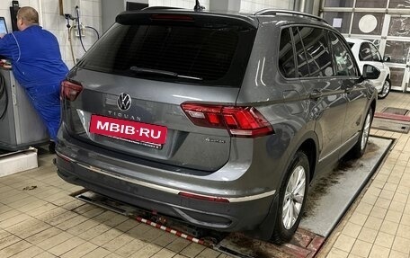 Volkswagen Tiguan II, 2021 год, 3 695 000 рублей, 2 фотография