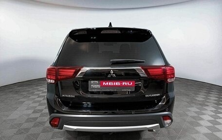 Mitsubishi Outlander III рестайлинг 3, 2017 год, 2 700 000 рублей, 6 фотография