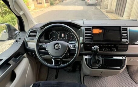 Volkswagen Multivan T6 рестайлинг, 2015 год, 3 500 000 рублей, 9 фотография