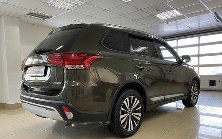 Mitsubishi Outlander III рестайлинг 3, 2018 год, 2 099 999 рублей, 5 фотография