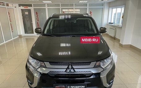 Mitsubishi Outlander III рестайлинг 3, 2018 год, 2 099 999 рублей, 3 фотография