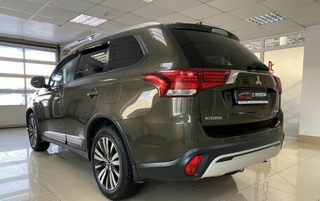 Mitsubishi Outlander III рестайлинг 3, 2018 год, 2 099 999 рублей, 8 фотография