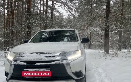 Mitsubishi Outlander III рестайлинг 3, 2018 год, 1 700 000 рублей, 2 фотография