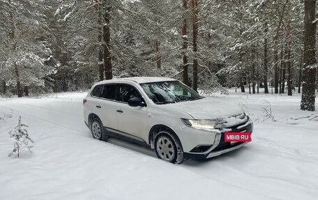 Mitsubishi Outlander III рестайлинг 3, 2018 год, 1 700 000 рублей, 4 фотография