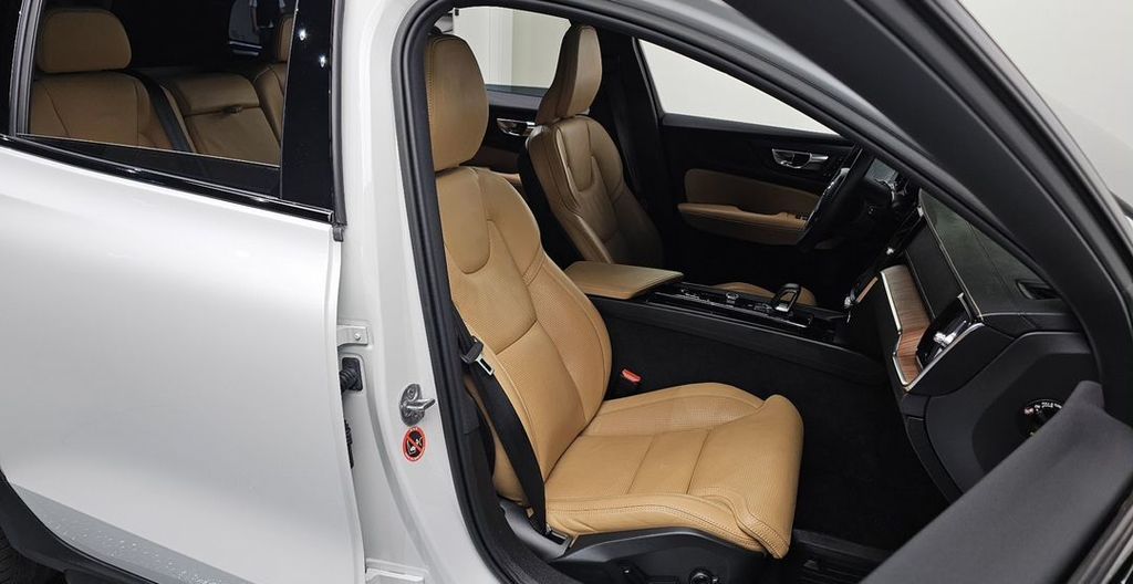 Volvo V60 Cross Country, 2022 год, 4 444 000 рублей, 15 фотография