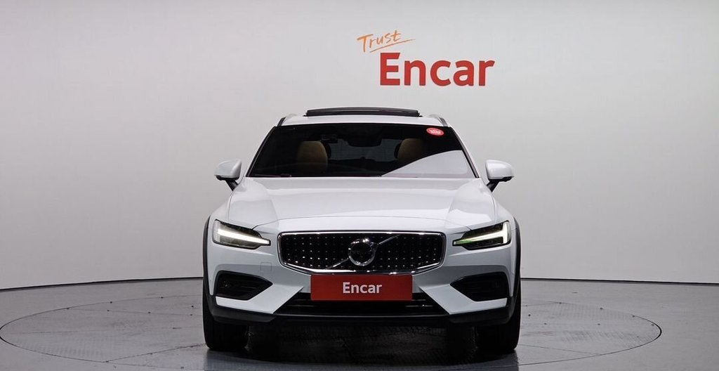 Volvo V60 Cross Country, 2022 год, 4 444 000 рублей, 3 фотография