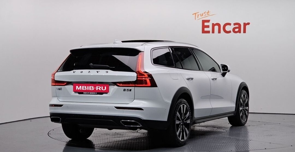 Volvo V60 Cross Country, 2022 год, 4 444 000 рублей, 2 фотография