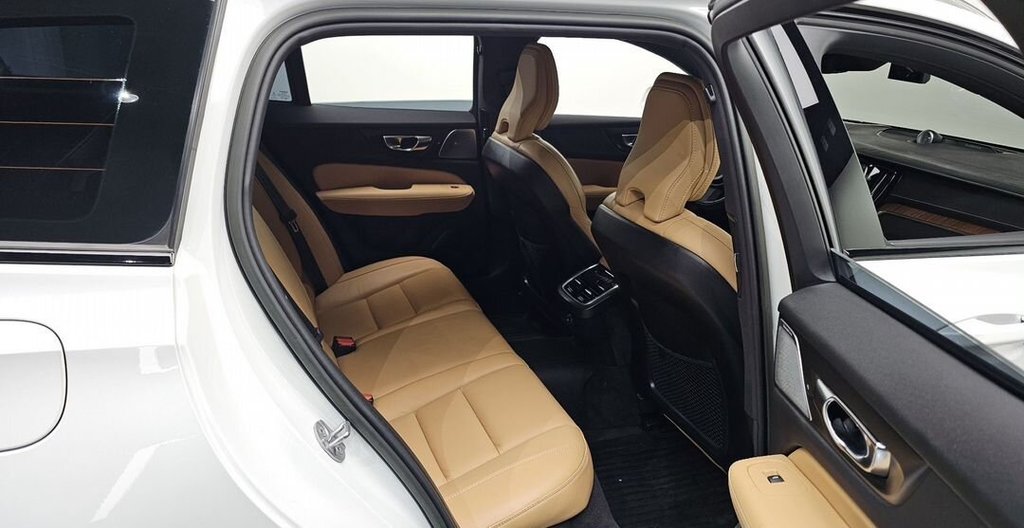 Volvo V60 Cross Country, 2022 год, 4 444 000 рублей, 16 фотография