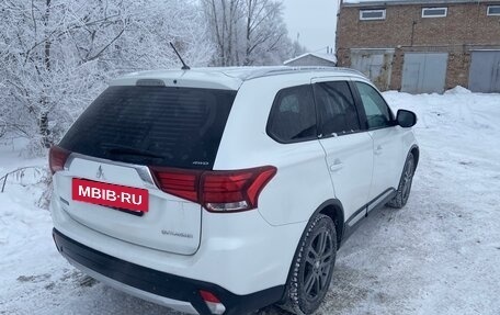 Mitsubishi Outlander III рестайлинг 3, 2015 год, 1 900 000 рублей, 3 фотография