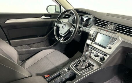 Volkswagen Passat B8 рестайлинг, 2016 год, 1 942 800 рублей, 13 фотография