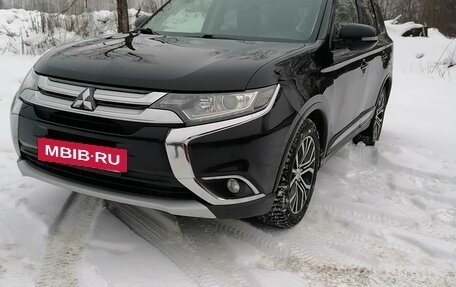 Mitsubishi Outlander III рестайлинг 3, 2018 год, 1 700 000 рублей, 3 фотография