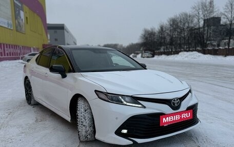 Toyota Camry, 2019 год, 2 300 000 рублей, 3 фотография