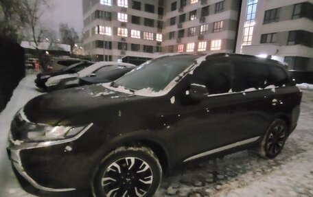 Mitsubishi Outlander III рестайлинг 3, 2021 год, 3 400 000 рублей, 3 фотография