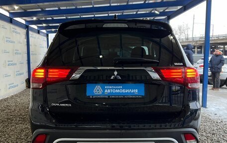 Mitsubishi Outlander III рестайлинг 3, 2022 год, 2 999 000 рублей, 4 фотография