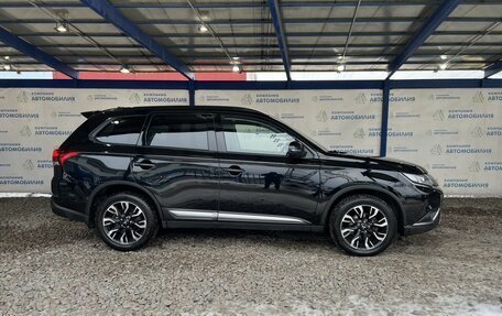 Mitsubishi Outlander III рестайлинг 3, 2022 год, 2 999 000 рублей, 6 фотография