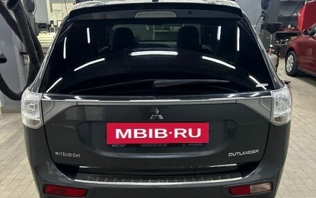 Mitsubishi Outlander III рестайлинг 3, 2014 год, 1 699 000 рублей, 6 фотография