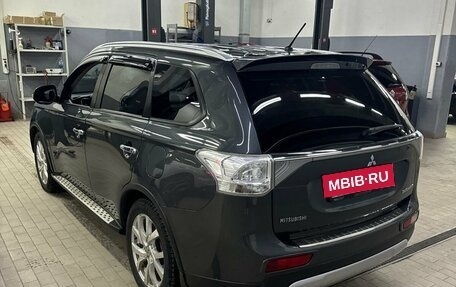 Mitsubishi Outlander III рестайлинг 3, 2014 год, 1 699 000 рублей, 4 фотография