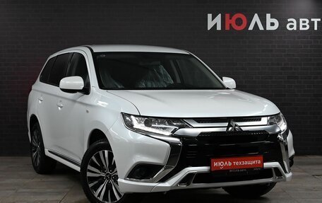 Mitsubishi Outlander III рестайлинг 3, 2022 год, 2 985 000 рублей, 3 фотография