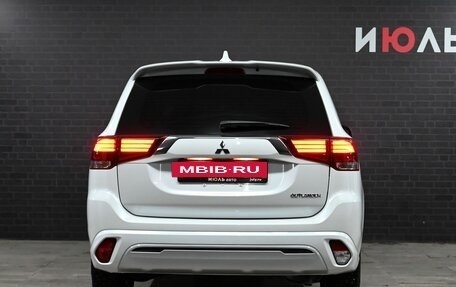 Mitsubishi Outlander III рестайлинг 3, 2022 год, 2 985 000 рублей, 5 фотография