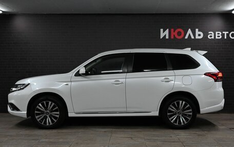 Mitsubishi Outlander III рестайлинг 3, 2022 год, 2 985 000 рублей, 8 фотография