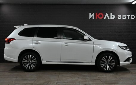 Mitsubishi Outlander III рестайлинг 3, 2022 год, 2 985 000 рублей, 9 фотография